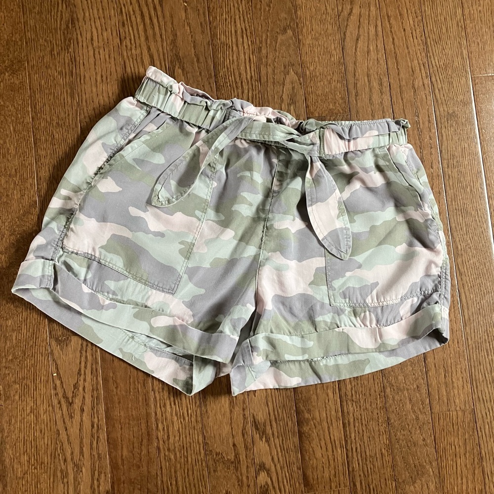 Aerie pull on camo print tie-waist shorts